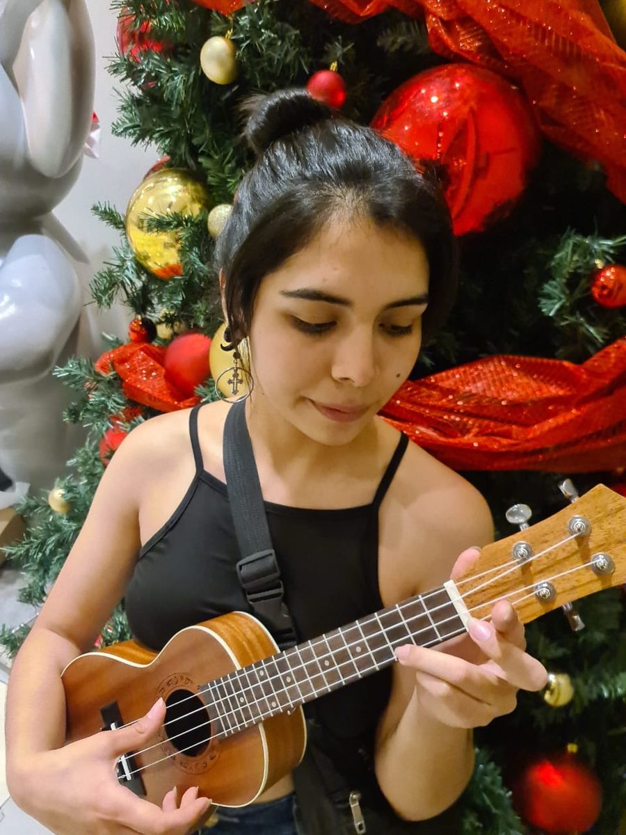 Catalina Díaz, profesora de Soundkeleles, tocando ukelele