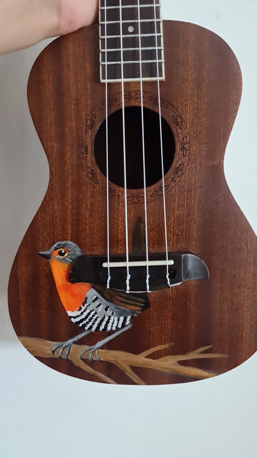 Ukelele pintado a mano con un pajarito chucao, foto real de Soundkeleles