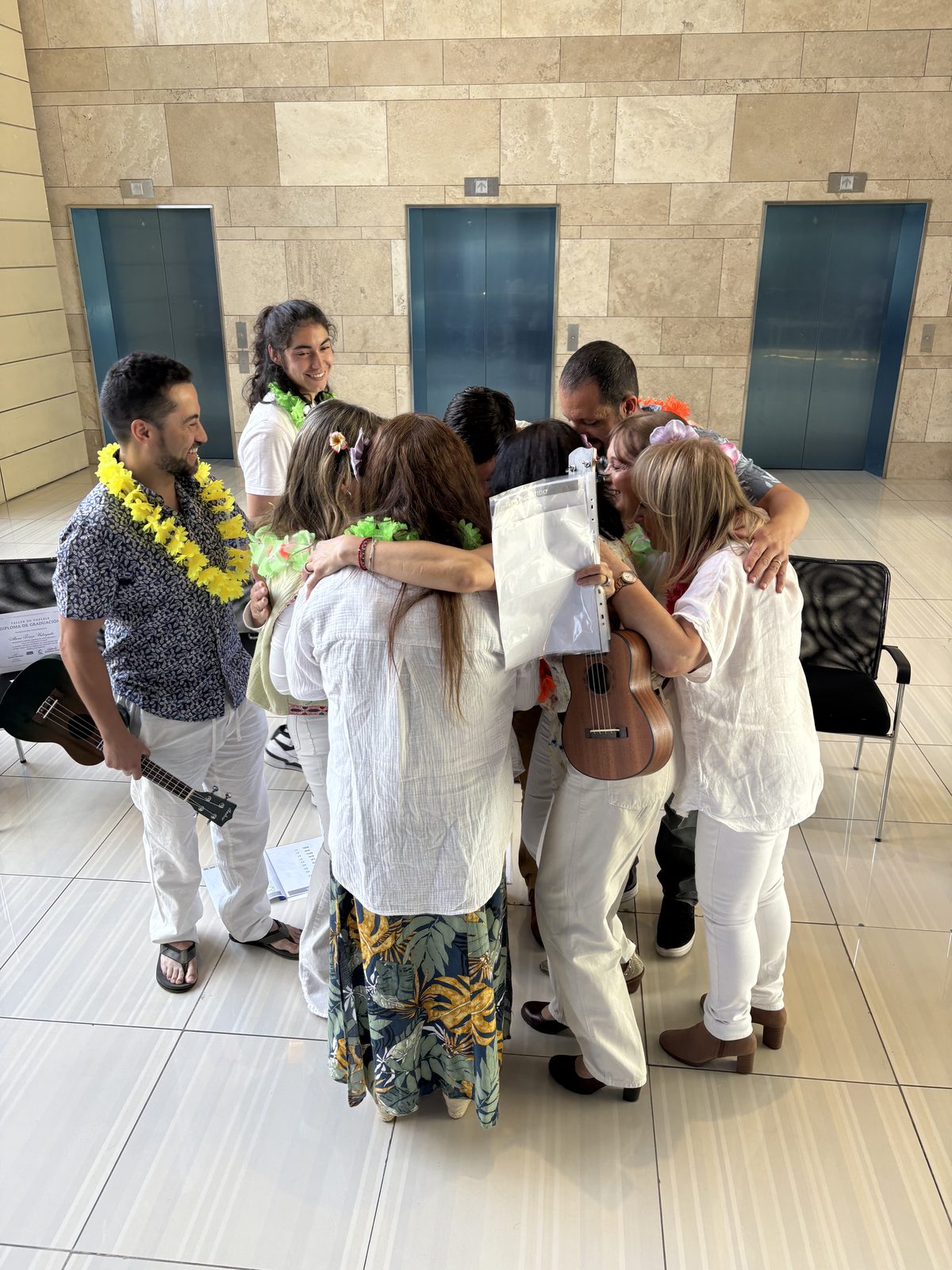 Grupo de graduados del taller de ukelele en Clínica Las Condes celebrando juntos