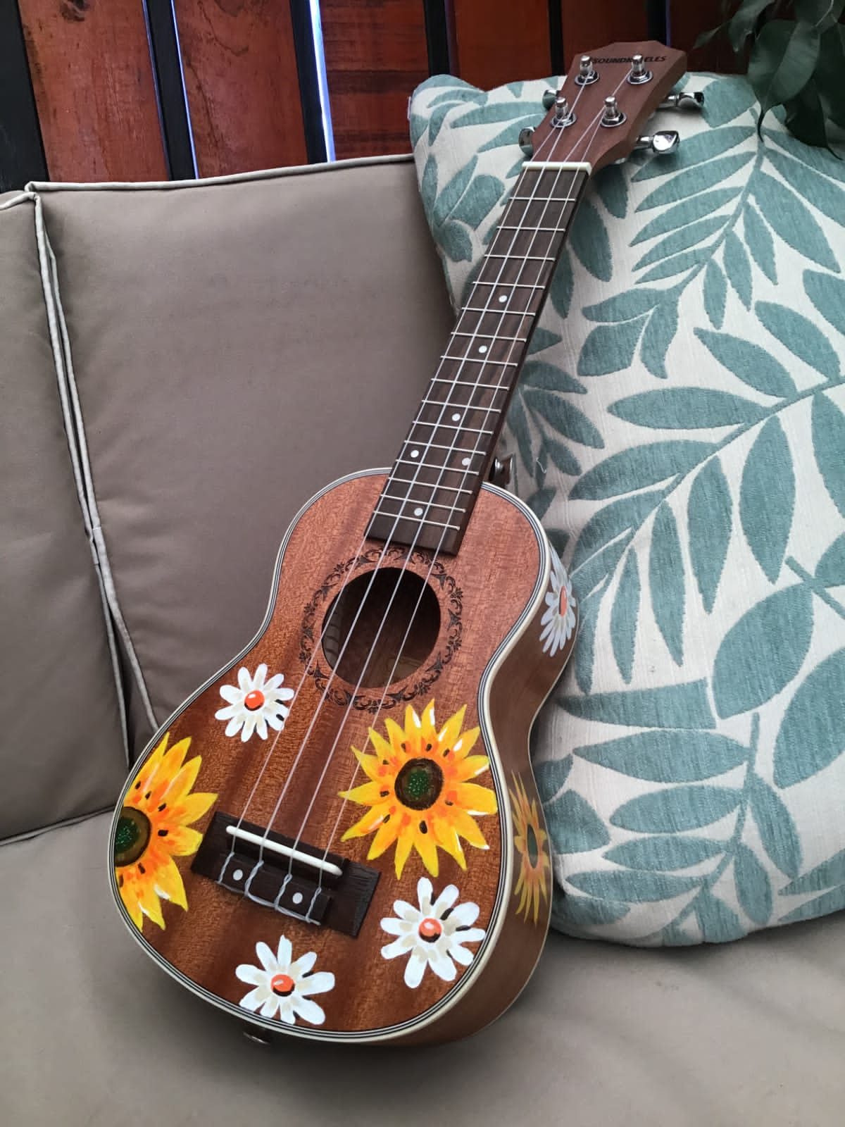 Ukelele pintado a mano con girasoles y flores — trabajo real de Soundkeleles