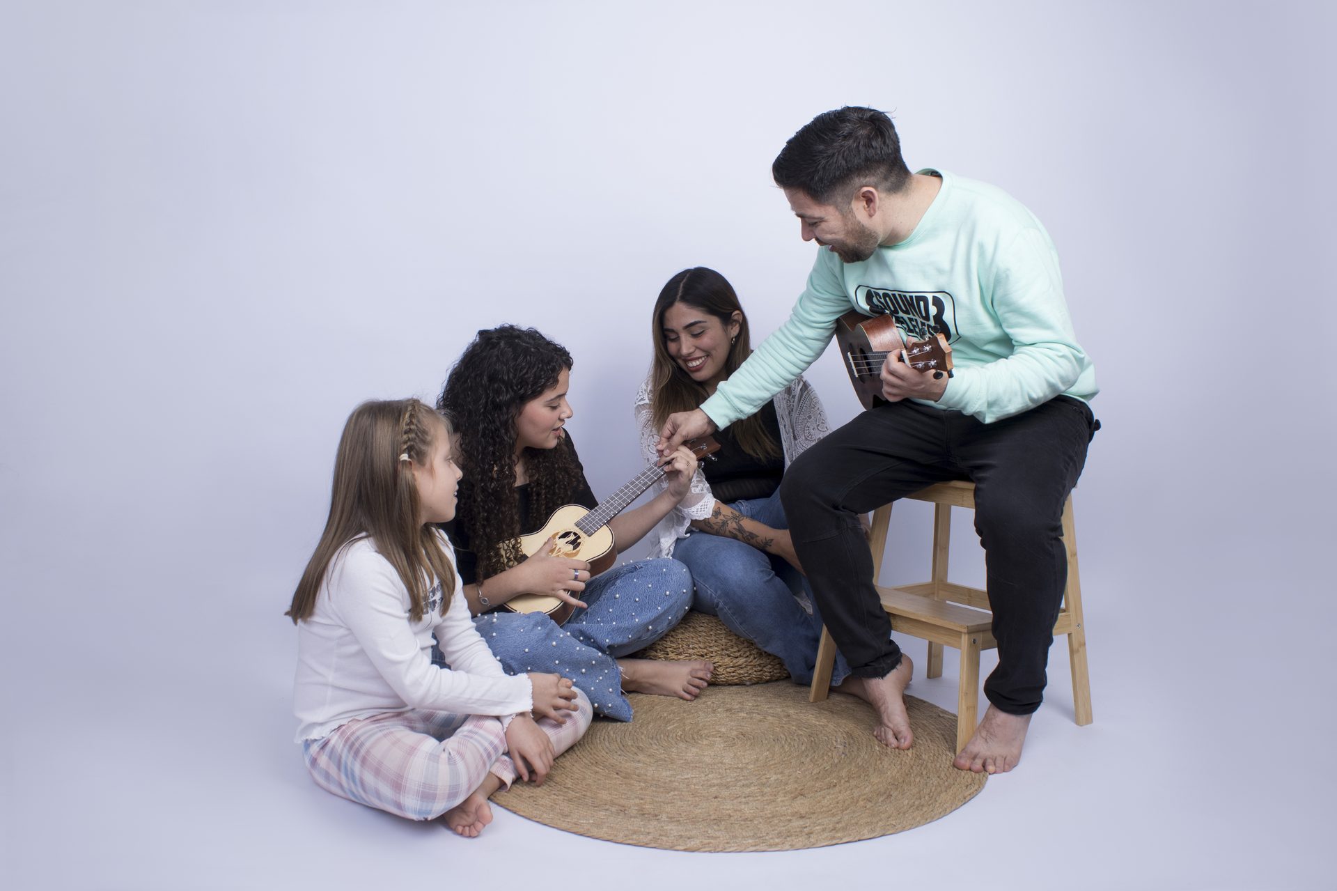Álvaro Campos, fundador de Soundkeleles, enseñando a tocar ukelele a niñas y jóvenes — foto real de Soundkeleles