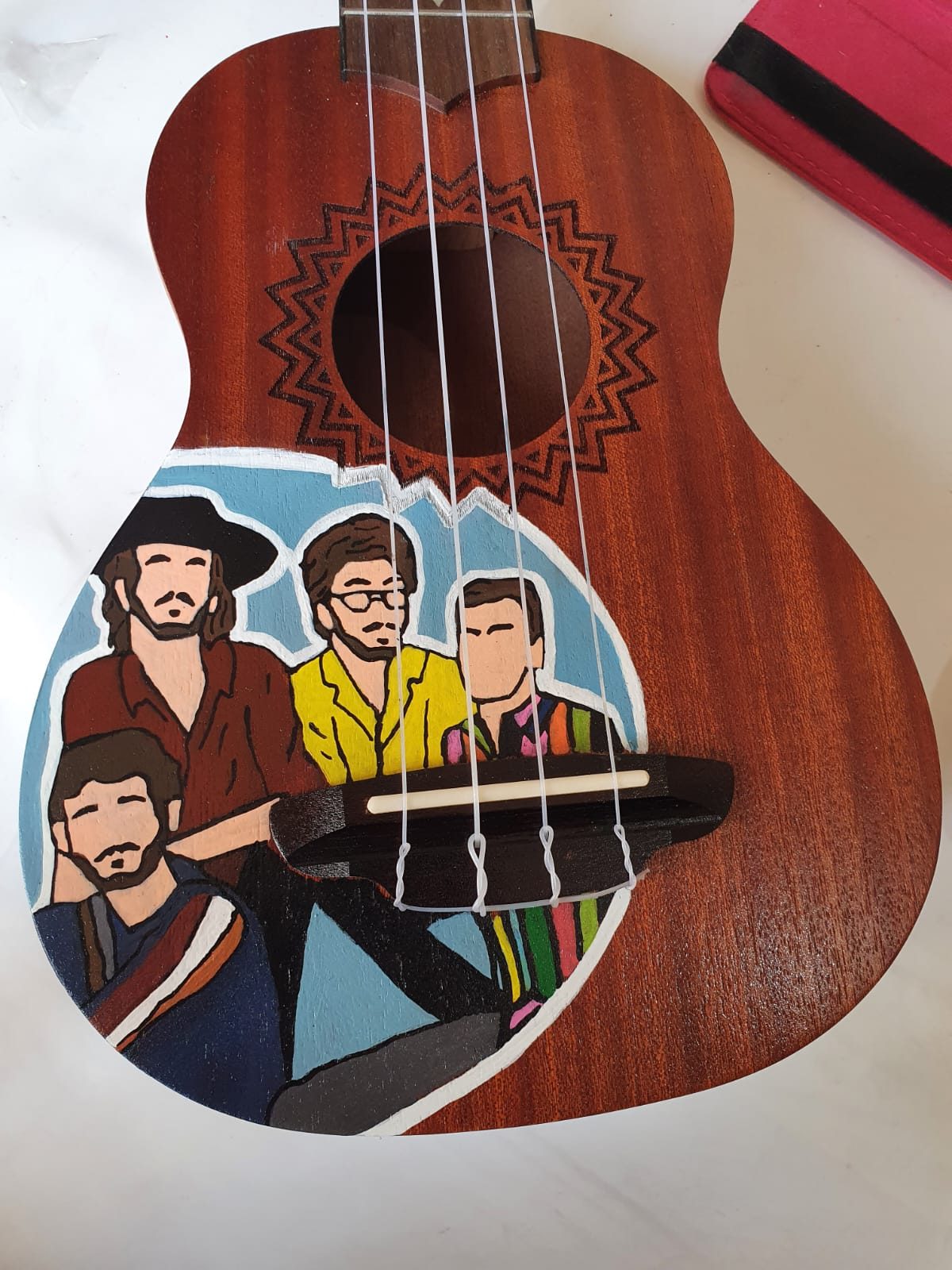 Ukelele pintado a mano con la banda Morat, foto real de Soundkeleles