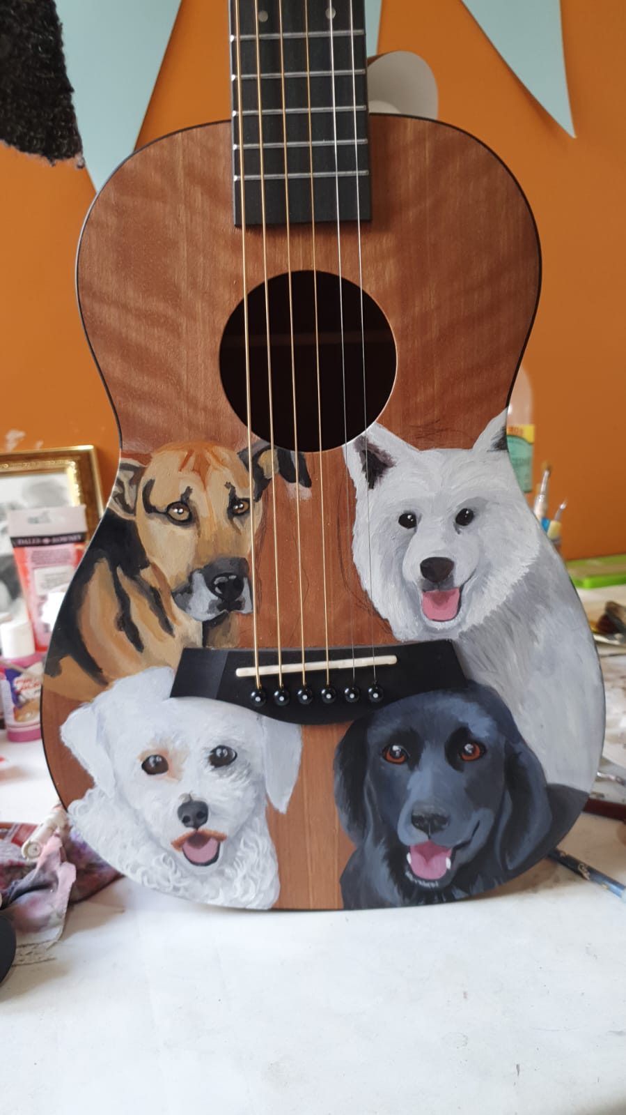 Guitarlele pintado a mano con los perritos de Felipe Avello, foto real de Soundkeleles