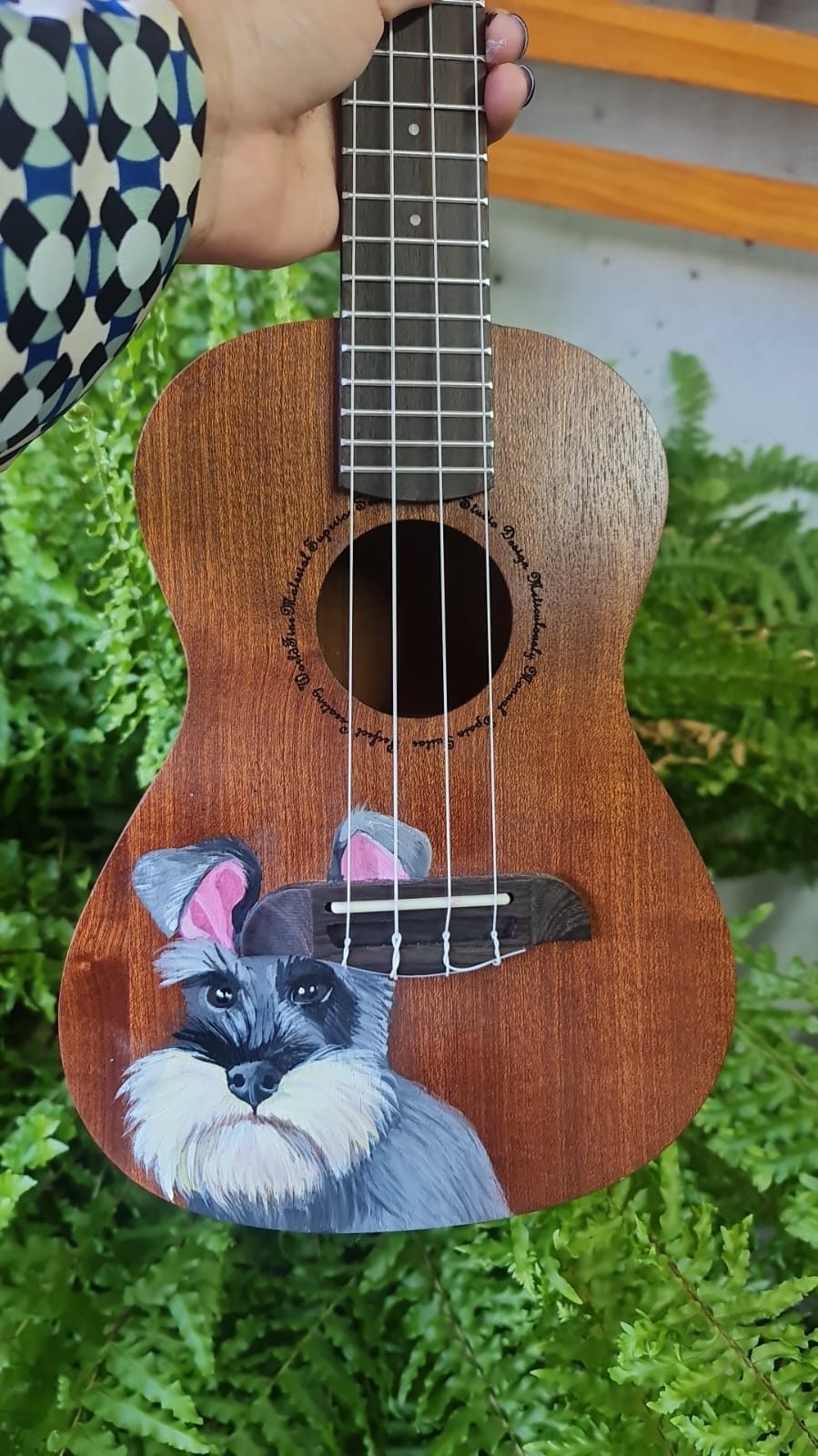 Ukelele pintado a mano con retrato de un schnauzer, foto real de Soundkeleles