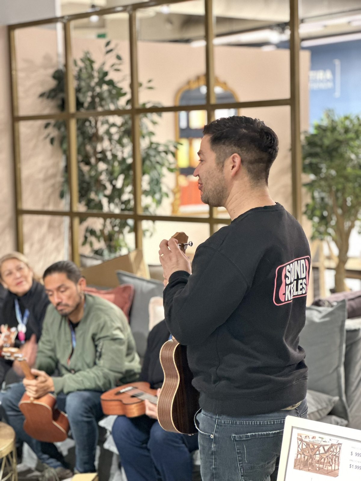 Taller de ukelele en vivo dentro de Tiendas Paris, Alto Las Condes