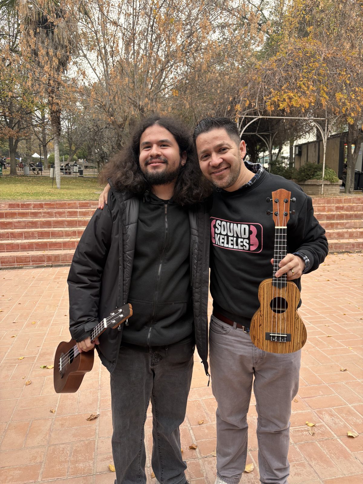Álvaro Campos, fundador de Soundkeleles, junto a un alumno del taller de ukelele en UNAB