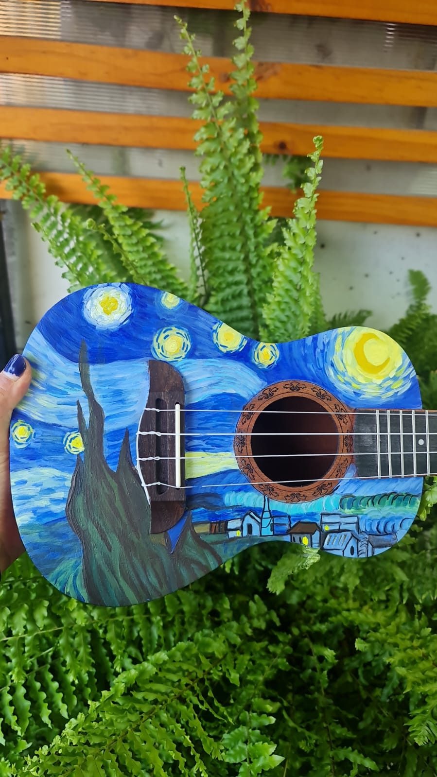 Ukelele pintado a mano con La Noche Estrellada de Van Gogh — trabajo real de Soundkeleles